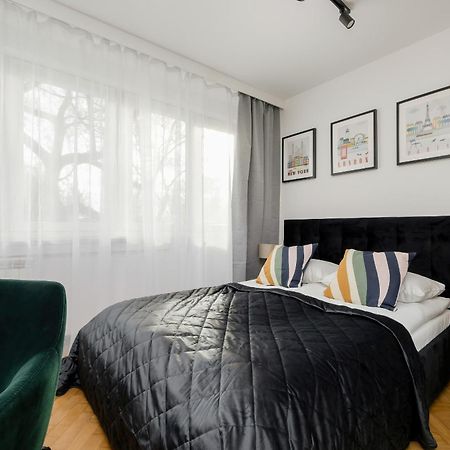 Modern Black & Wooden Apartment Warsaw Near The Airport By Noclegi Renters Екстериор снимка