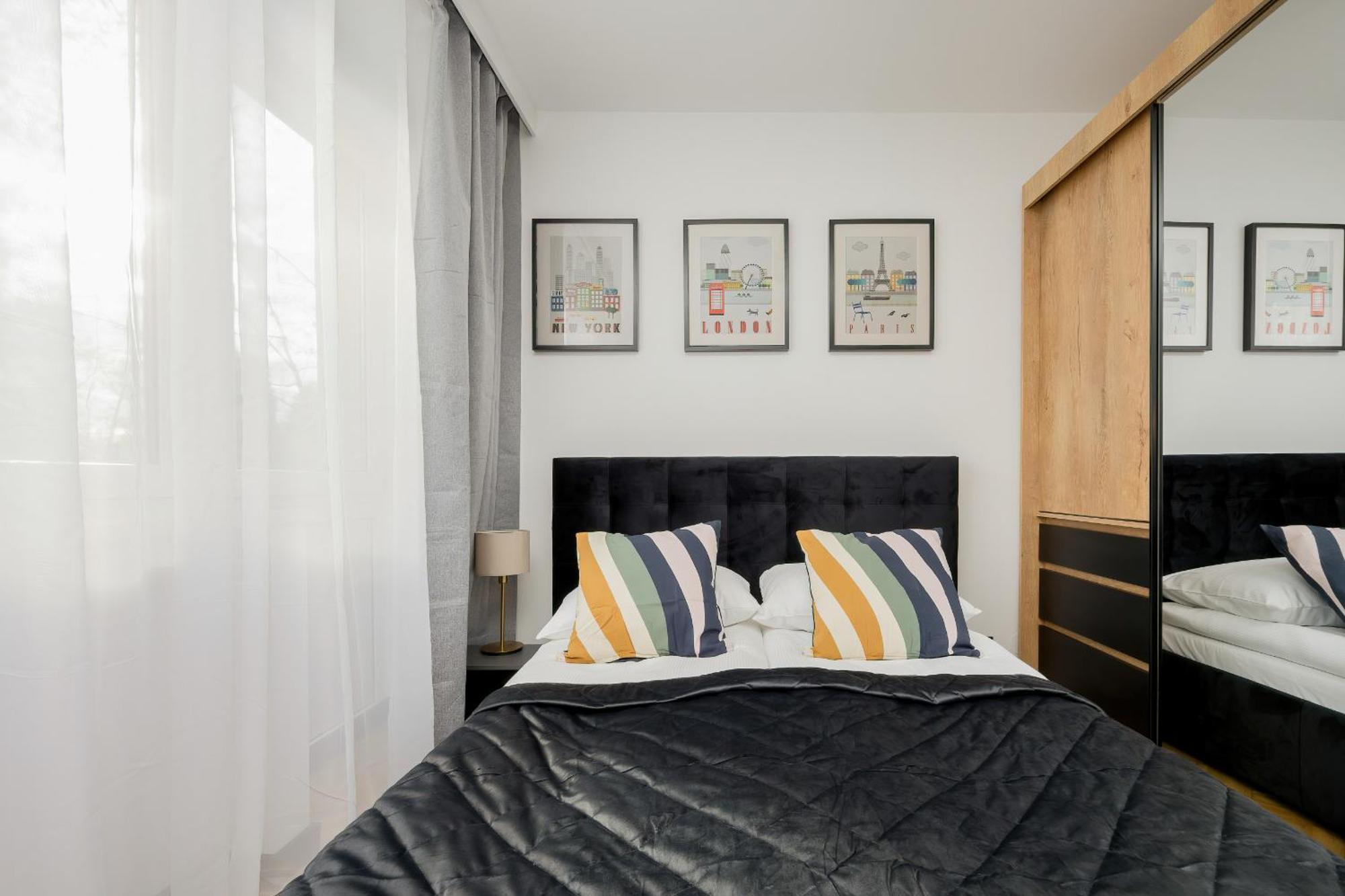 Modern Black & Wooden Apartment Warsaw Near The Airport By Noclegi Renters Екстериор снимка