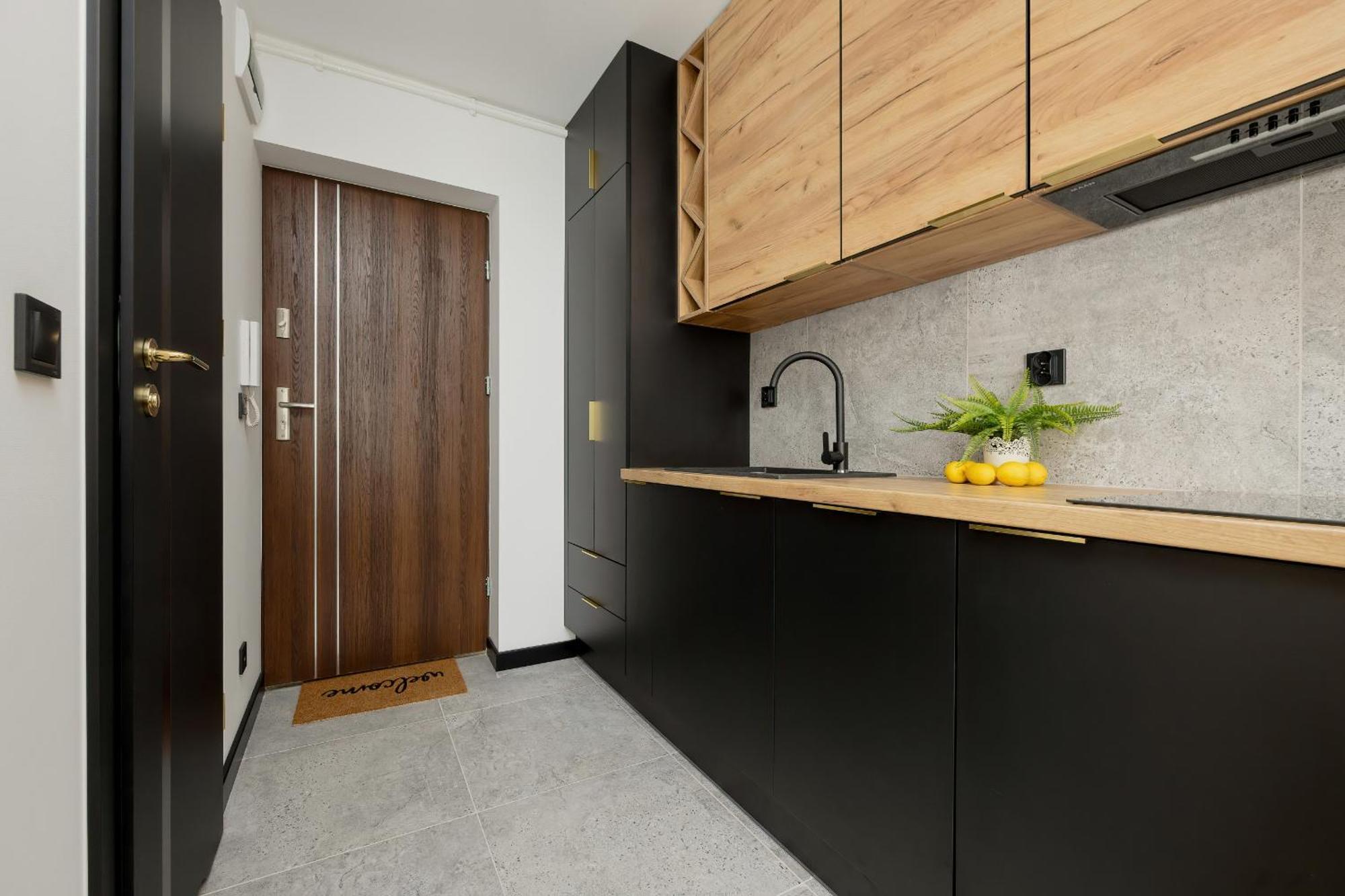 Modern Black & Wooden Apartment Warsaw Near The Airport By Noclegi Renters Екстериор снимка