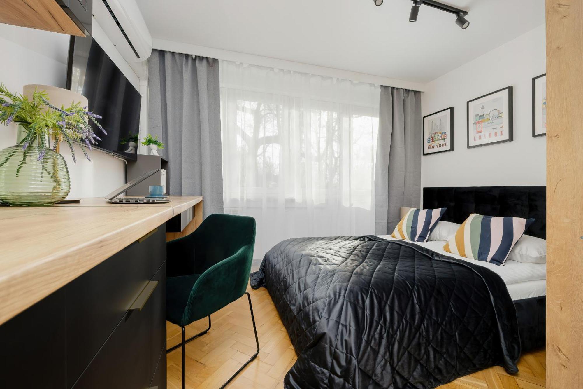 Modern Black & Wooden Apartment Warsaw Near The Airport By Noclegi Renters Екстериор снимка