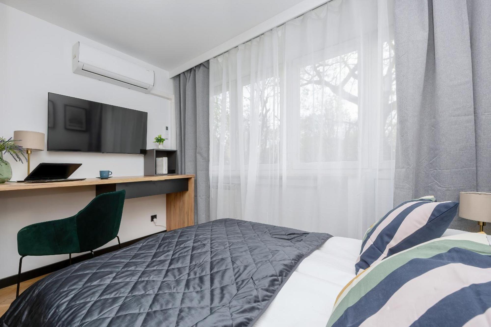 Modern Black & Wooden Apartment Warsaw Near The Airport By Noclegi Renters Екстериор снимка